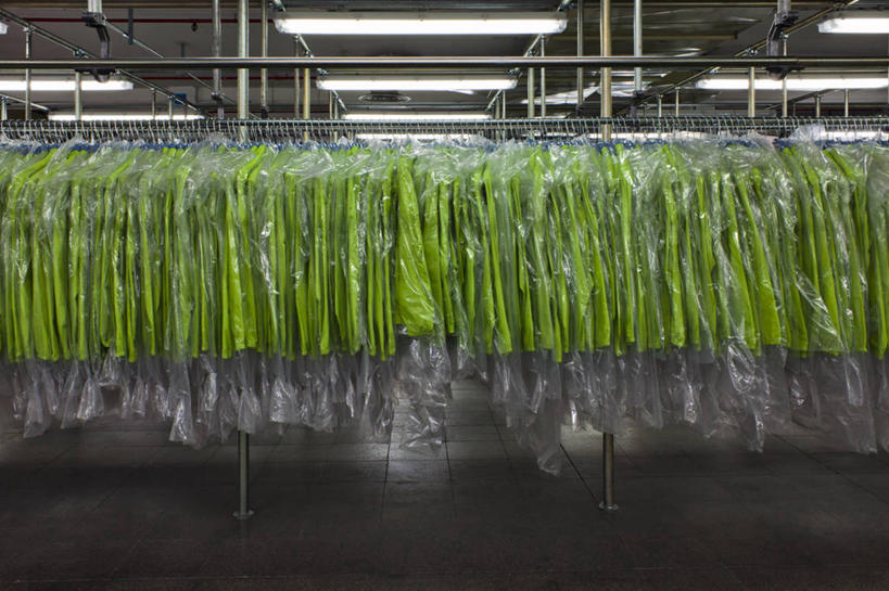 无人,横图,室内,衣架,西班牙,一排,吊挂,悬挂,丰富,整齐,首都,挂,仓库,排列,绿色,马德里,摄影,队列,荧光灯,茄克,一致,彩图