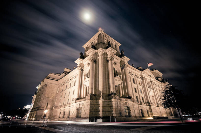 无人,横图,室外,夜晚,仰视,城市,建筑,街道,德国,月亮,月光,首都,历史,柏林,摄影,政府大楼,政府,政治,德国国会大厦,彩图,低角度拍摄