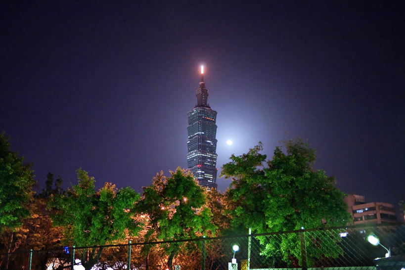 无人,横图,室外,夜晚,城市,建筑,台湾,篱笆,月亮,首都,现代,树,天空,摄影,宁静,照亮,台北,台北101,彩图