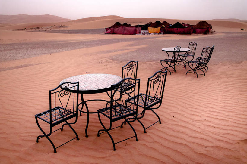 无人,横图,室外,白天,沙漠,桌子,椅子,摩洛哥,波纹,沙子,帐篷,沙丘,风景,天空,自然,摄影,宁静,灰尘,撒哈拉沙漠,彩图