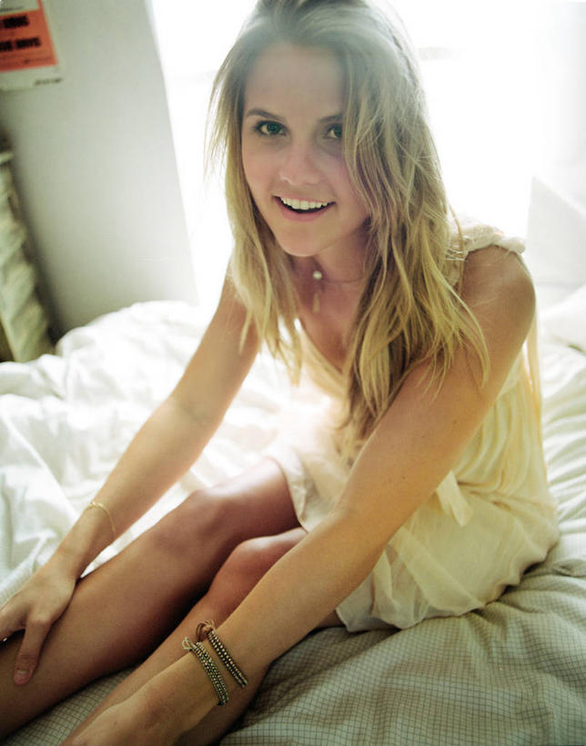 西方人,成年人,头发,一个人,家庭,坐,笑,微笑,露齿笑,竖图,室内,白天,快乐,幸福,信心,床,卧室,欧洲,美国,欧洲人,仅一个年轻女性,仅一个女性,仅一个人,休闲装,温暖,温馨,一家人,金色,放松,摄影,手镯,和睦,早晨,肖像,逆光,德克萨斯,奥斯汀镇,年轻女性,女人,女性,白种人,年轻人,彩图,融洽,例行公事