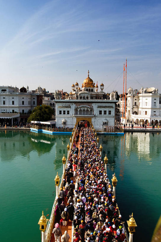竖图,室外,白天,建筑,印度,反射,桥,联系,历史,天空,自然,地标建筑,摄影,群众,朝圣节,灵性,阿姆利则,死水,彩图,锡克教