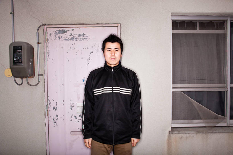 东方人,成年人,中年人,一个人,站,横图,室外,特写,白天,正面,信心,门,日本,亚洲,仅一个男性,仅一个人,仅一个中年男性,公寓,联系,休闲装,黄种人,电表,日本人,个性,摄影,电,肖像,冈山县,男人,男性,中年男性,亚洲人,半身,彩图,电力电缆