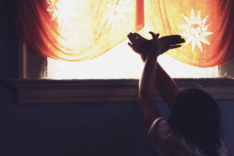 儿童,脸,头,脸颊,手,一个人,横图,室内,白天,纯洁,窗户,窗帘,日光,美国,仅一个女性,仅一个人,阴影,形状,休闲装,肩膀,小孩,仅一个小孩,可爱,童年,童趣,人体,摄影,童真,烂漫,无邪,康涅狄格州,想法,新港,天真,女孩,女人,女性,孩子,头部,脸部,脸蛋,面部,休闲活动,彩图,女生