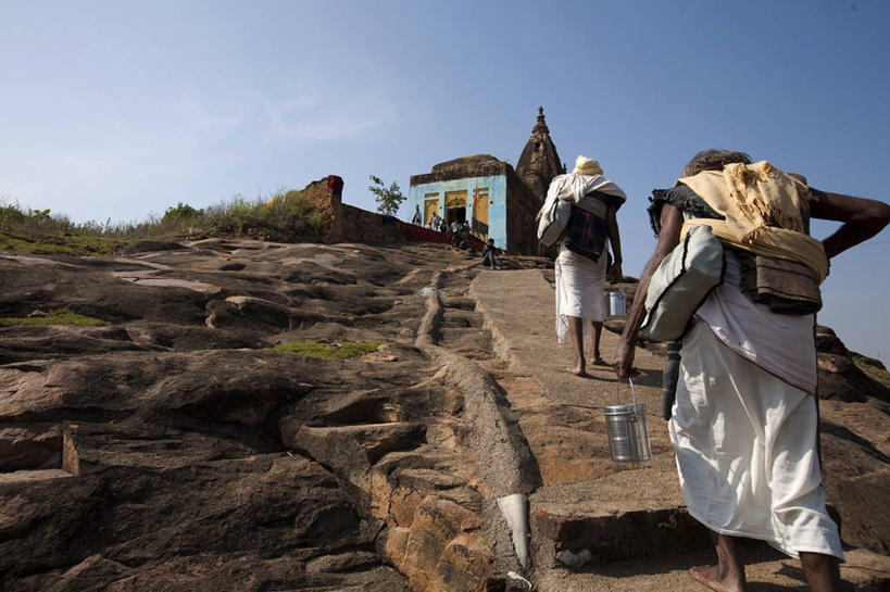 两个人,攀登,横图,室外,白天,仰视,山,建筑,印度,拿着,背面,摄影,宗教,上升,印度文化,万里无云,步行,彩图,低角度拍摄,传统服装