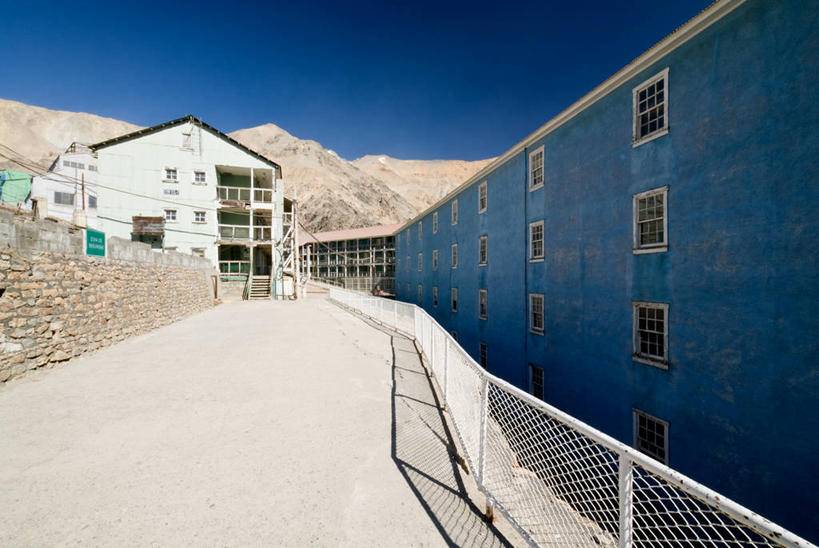 无人,横图,室外,白天,采矿业,山脉,建筑,日光,智利,阴影,篱笆,城镇,围墙,摄影,宁静,万里无云,彩图