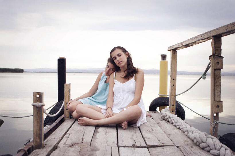 西方人,成年人,一个人,两个人,码头,坐,横图,室外,白天,海洋,湖,西班牙,欧洲,欧洲人,仅一个年轻女性,仅一个女性,仅一个人,连接,休闲装,天空,靠,靠着,放松,摄影,巴伦西亚省,厌倦,年轻女性,女人,女性,白种人,年轻人,盘着腿坐,彩图,美人