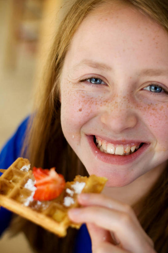 点心,面包,西方人,儿童,脸,头,脸颊,头发,一个人,笑,吃,微笑,露齿笑,竖图,室内,特写,快乐,幸福,纯洁,草莓,法国,欧洲,欧洲人,仅一个女性,仅一个人,切开,咬,食品,面点,拿着,休闲装,吐司,饮食,肩膀,食物,糕点,小孩,切,仅一个小孩,金色,华夫饼干,可爱,童年,童趣,摄影,法式面包,咬着,雀斑,肖像,剖面,童真,吐司面包,烂漫,无邪,糖粉,切面,天真,女孩,女人,女性,白种人,孩子,头部,脸部,脸蛋,面部,彩图,多士,听型面包,女生