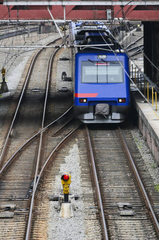 无人,竖图,俯视,室外,白天,街道,路,铁路,火车,车站,巴西,轨道,站台,交通,铁轨,月台,发动机,运输,摄影,电子元件,圣保罗,圣保罗州,彩图,高角度拍摄,居住区