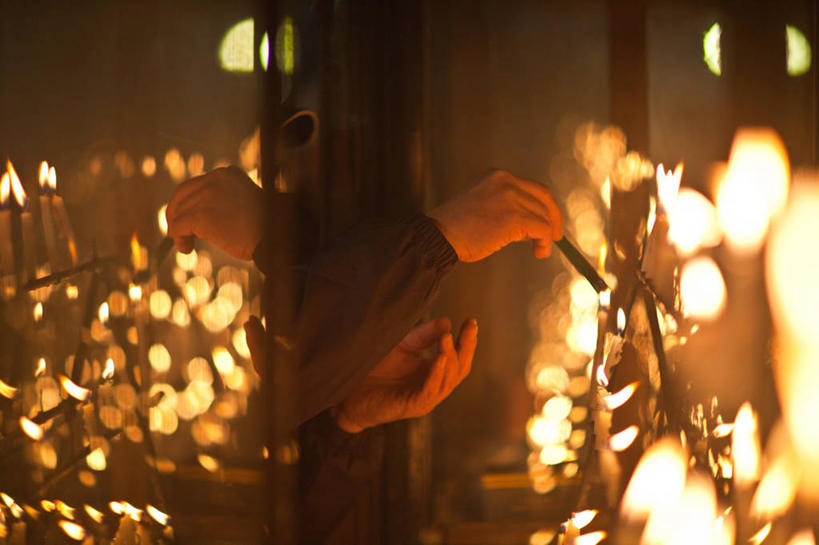 手,一个人,横图,室外,蜡烛,日本,日本文化,火焰,烛台,热,点燃,人体,摄影,宗教,部分,冈山县,灵性,彩图,传统文化