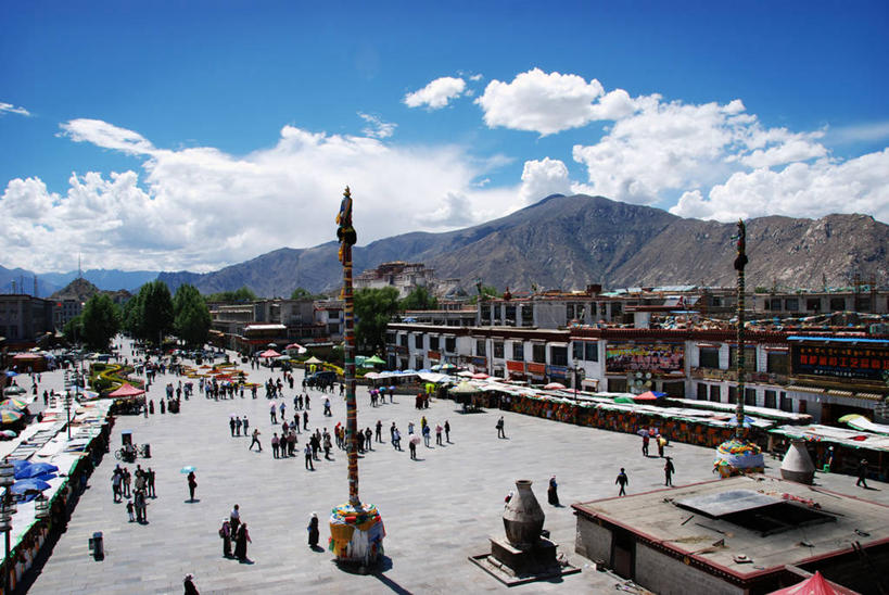 广场,横图,室外,白天,旅游,山脉,城市,建筑,云,首都,拉萨,树,天空,摄影,宗教,大昭寺,彩图