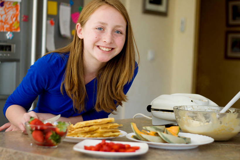 西方人,儿童,脸,头,脸颊,头发,一个人,家庭,笑,微笑,露齿笑,横图,室内,快乐,幸福,纯洁,厨房,草莓,法国,欧洲,欧洲人,仅一个女性,仅一个人,准备,灶台,拿着,休闲装,饮食,肩膀,小孩,容器,碗,甜食,靠,靠着,仅一个小孩,温暖,温馨,一家人,金色,华夫饼干,可爱,童年,童趣,摄影,模具,储藏,和睦,享乐,雀斑,储存,清新,肖像,童真,烂漫,无邪,天真,模子,女孩,女人,女性,白种人,孩子,头部,脸部,脸蛋,面部,烹调,彩图,融洽,贮存,女生