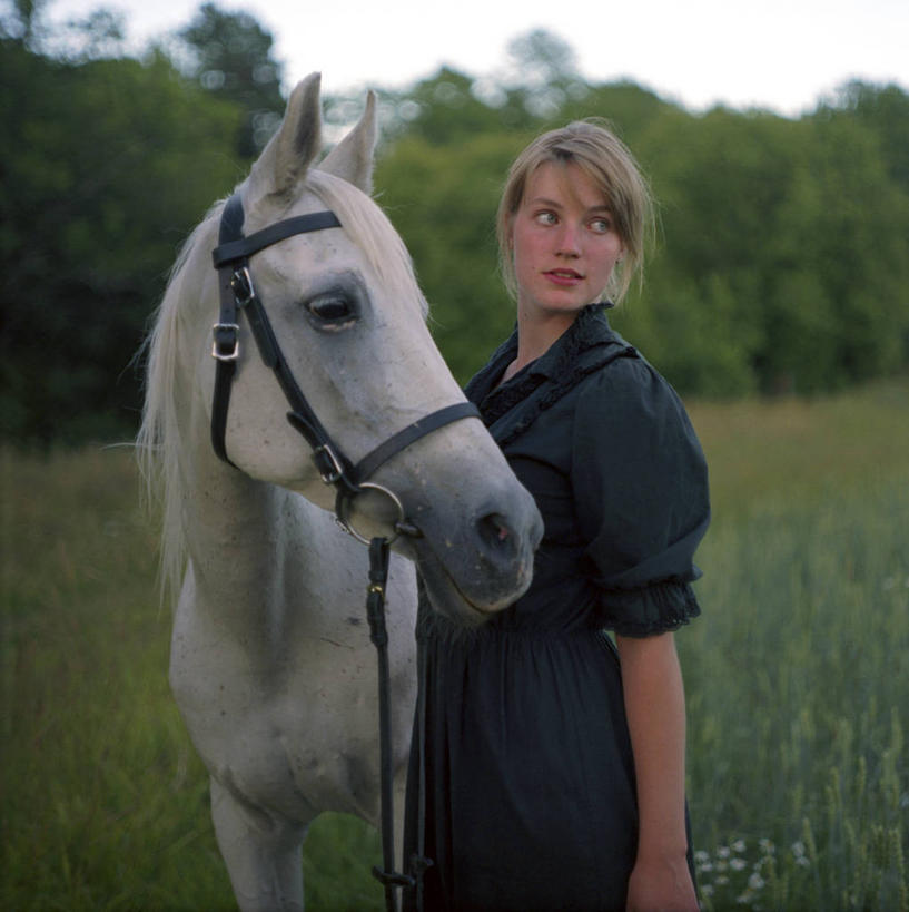 西方人,成年人,头发,一个人,站,竖图,室外,特写,白天,马,瑞典,欧洲,欧洲人,仅一个年轻女性,仅一个女性,仅一个人,田地,休闲装,草,自然,金色,家畜,摄影,宁静,乌普萨拉,年轻女性,女人,女性,白种人,年轻人,半身,彩图