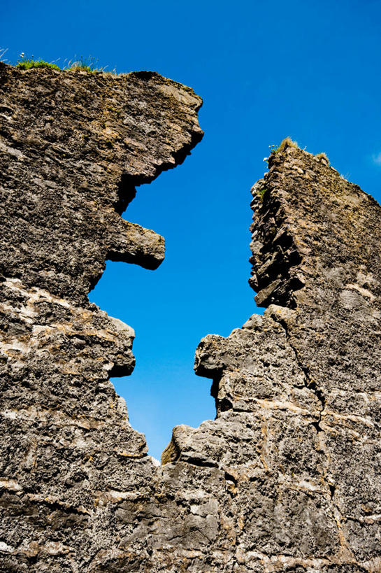 无人,教堂,竖图,室外,白天,仰视,建筑,爱尔兰,形状,破碎,历史,破坏,石墙,破损,摄影,粉碎,损坏,下降,毁坏,毁灭,摧毁,万里无云,克莱尔郡,彩图,低角度拍摄