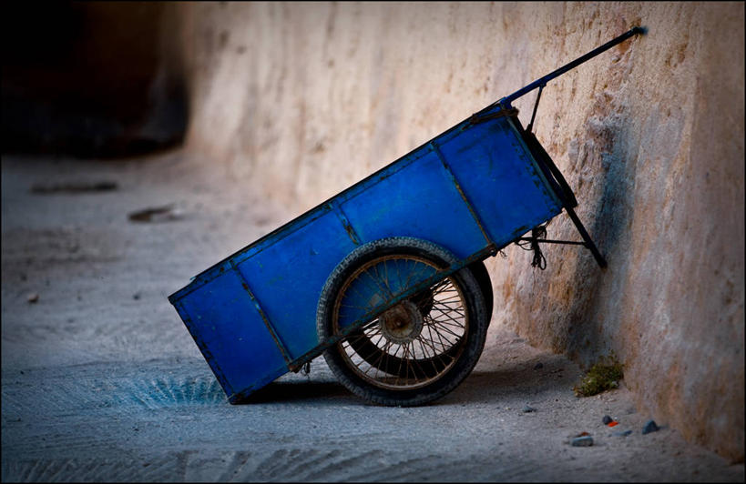 无人,横图,室外,白天,摩洛哥,废弃,一个,蓝色,摄影,单个,报废,废物,简单,丢弃,放弃,抛弃,独轮手推车,索维拉城,摈弃,彩图,屏弃,摈斥,摒除