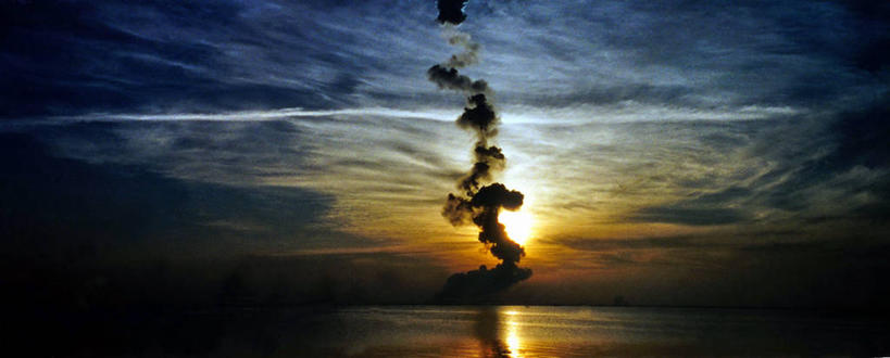 无人,横图,全景,室外,探险,烟囱,海洋,太阳,日光,美国,环保,反射,云,天空,自然,黄昏,摄影,能源,上升,回收,资源,北美,北美洲,美洲,航天飞机,利用,低碳,循环,亚特兰蒂斯号,佛罗里达,佛罗里达州,佛州,阳光州,肯尼迪航天中心,北亚美利加洲,亚美利加洲,持续,空气污染,梅里特岛,彩图,美利坚合众国,航天任务,空间探索