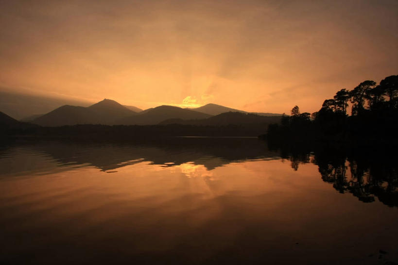 无人,横图,室外,湖,美景,日落,山,山脉,太阳,日光,英国,反射,光束,景观,树,天空,自然,景色,摄影,宁静,自然风光,坎布里亚,德文特湖,彩图