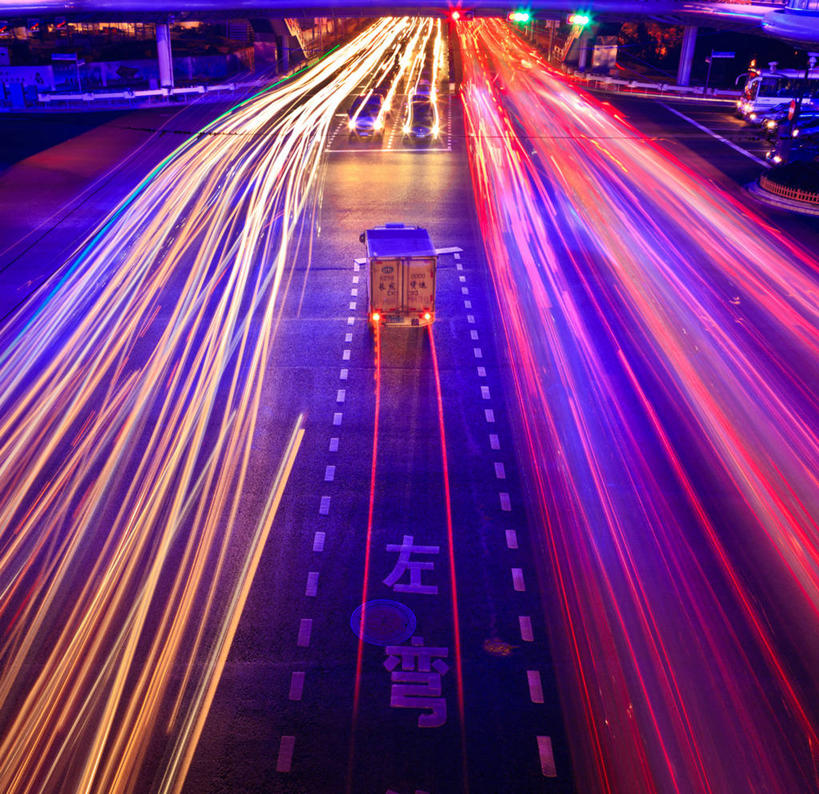 无人,横图,室外,夜晚,城市,汽车,照明,上海,标志,路标,文字,字符,字母,十字路口,交通,标识,车,灯,灯具,交通工具,运输,摄影,尾灯,迅速,照亮,照明设备,载具,忙碌,前照灯,前大灯,车前灯,彩图