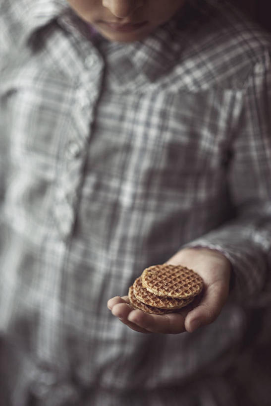 儿童,一个人,竖图,室内,特写,白天,纯洁,瑞士,仅一个女性,仅一个人,曲奇,拿着,饮食,小孩,仅一个小孩,华夫饼干,可爱,童年,童趣,诱惑,摄影,童真,焦糖,烂漫,无邪,健康食物,天真,女孩,女人,女性,孩子,彩图,女生,好奇心