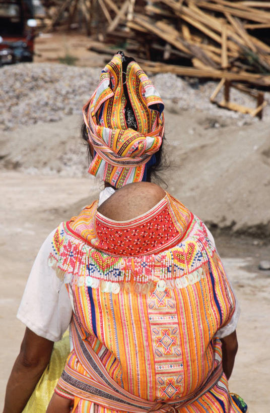 婴儿,儿童,成年人,一个人,家庭,母亲,儿子,竖图,室外,特写,白天,纯洁,连接,头巾,头饰,小孩,背面,发饰,温暖,温馨,一家人,可爱,童年,人体,摄影,活泼,和睦,中国文化,宝宝,纯真,烂漫,无邪,云南省,伶俐,天真,男性,女性,孩子,步行,半身,彩图,传统服装,融洽,婴儿背带