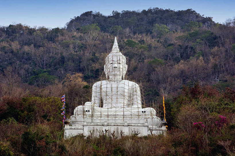 无人,横图,室外,白天,建筑业,山,植物,泰国,标志,雕像,符号,大理石,标识,佛,脚手架,摄影,宗教,佛教,巨大,庞大,修复,泰国文化,万里无云,性别符号,宏大,硕大,伟大,呵叻,彩图,男性符号