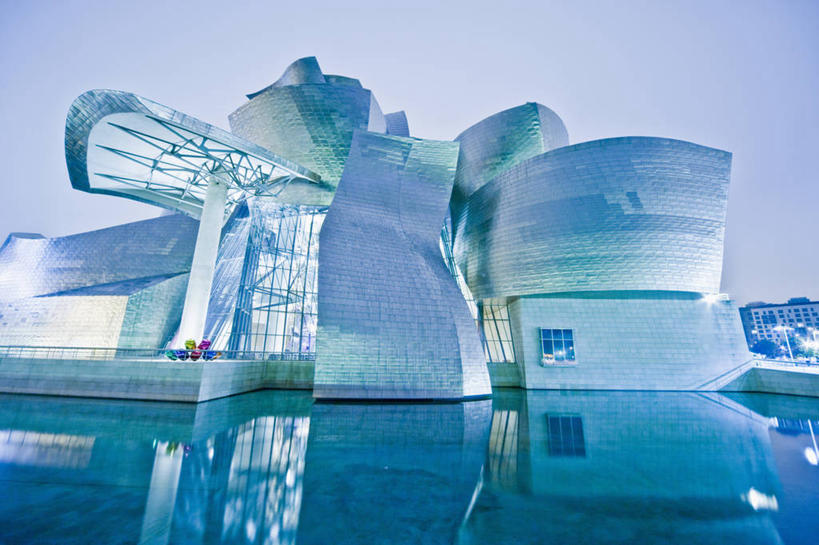 无人,博物馆,横图,室外,白天,建筑,西班牙,艺术,反射,现代,蓝色,天空,地标建筑,摄影,美术馆,发展,巴斯克自治区,毕尔巴鄂,古根汉姆博物馆,死水,几何形状,彩图