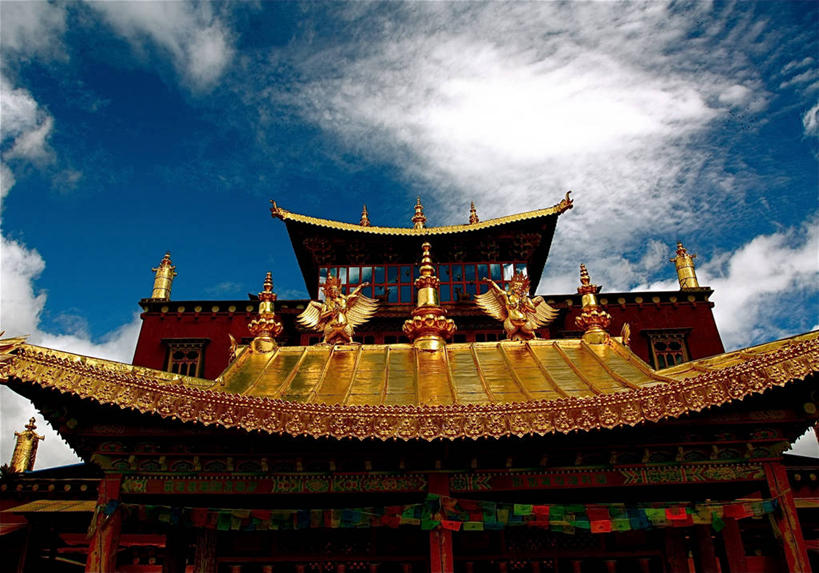 无人,横图,室外,白天,仰视,建筑,光线,屋顶,云,光芒,黄金,天空,摄影,宗教,修道院,云南省,美术工艺,香格里拉县,彩图,低角度拍摄,传统文化