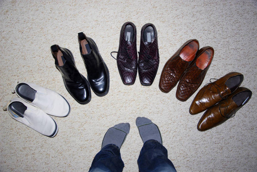 成年人,腿,一个人,站,横图,俯视,室内,鞋子,英国,仅一个男性,准备,雨鞋,首都,帆布,袜子,英格兰,人体,摄影,多样,选择,四肢,彩图,高角度拍摄