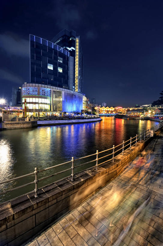 栏杆,码头,竖图,俯视,室外,夜晚,运动模糊,港口,建筑,摩天大楼,新加坡,反射,现代,风景,天空,摄影,迅速,照亮,死水,克拉码头,彩图,高角度拍摄,摆渡口,埠头,渡口,渡头,港湾,海港,货运码头,口岸,商港