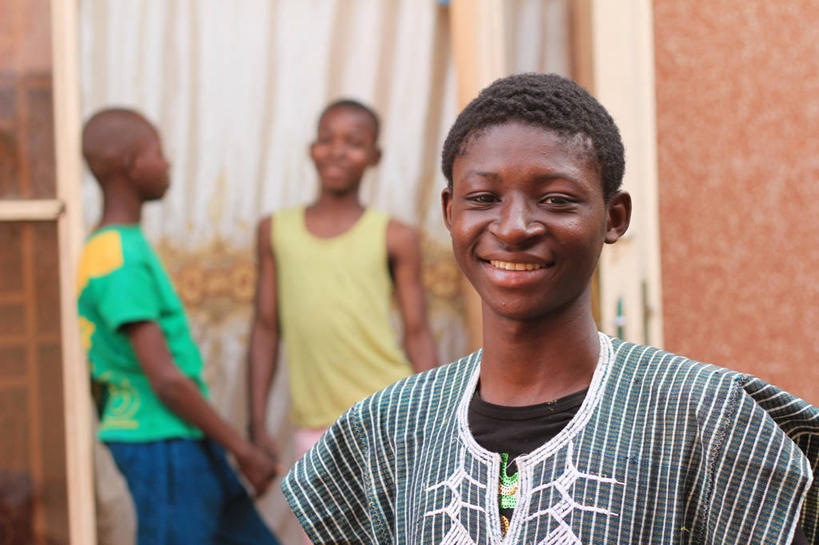 儿童,少年,成年人,脸,头,脸颊,一个人,三个人,站,笑,微笑,露齿笑,横图,室外,白天,正面,快乐,友谊,幸福,纯洁,信心,窗帘,非洲,马里,仅一个男性,仅一个人,连接,木制,门口,首都,休闲装,肩膀,仅一个年轻男性,小孩,可爱,童年,童趣,摄影,肖像,童真,烂漫,无邪,阿非利加洲,巴马科,马里共和国,西非,式样,天真,男人,男性,年轻男性,非洲人,孩子,年轻人,头部,脸部,脸蛋,面部,彩图,雷鬼头