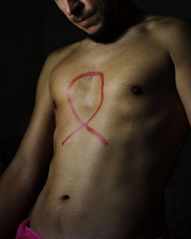 西方人,成年人,中年人,一个人,站,交叉,竖图,正面,欧洲,美国,欧洲人,仅一个男性,仅一个人,仅一个中年男性,黑色背景,标志,丝绸,丝带,缎带,注视,标识,裸露,绸带,唇膏,观察,看,摄影,观看,察看,疾病,关注,加利福尼亚,肿瘤,裸,乳腺癌,癌症,旧金山,机敏,相交,交集,恶性肿瘤,男人,男性,中年男性,白种人,半身,彩图,影棚拍摄,乳腺肿瘤,粉红丝带,乳癌,社会问题,申请表,癌