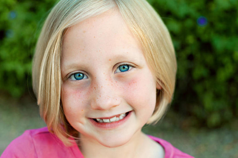 西方人,儿童,脸,头,脸颊,头发,一个人,笑,微笑,露齿笑,横图,室外,特写,白天,正面,快乐,幸福,纯洁,欧洲,美国,欧洲人,仅一个女性,仅一个人,休闲装,肩膀,小孩,仅一个小孩,金色,可爱,童年,童趣,摄影,亚利桑那,肖像,童真,烂漫,无邪,吉尔伯特,天真,女孩,女人,女性,白种人,孩子,头部,脸部,脸蛋,面部,彩图,女生,波波头