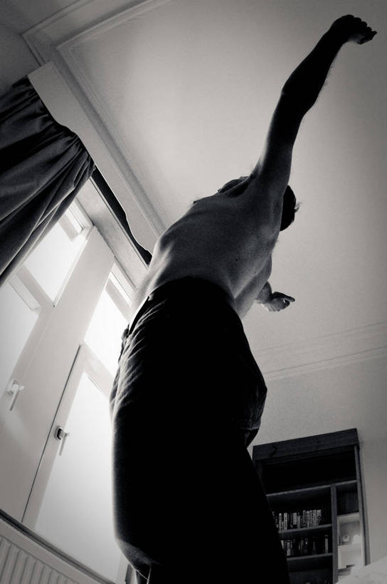 成年人,中年人,老年人,一个人,家庭,举,竖图,黑白,室内,白天,仰视,懒惰,窗户,窗帘,天花板,卧室,英国,仅一个男性,仅一个人,仅一个中年男性,伸展,起床,苏格兰,裸露,托,疲倦,温暖,温馨,一家人,摄影,和睦,疲劳,疲惫,早晨,多余,裸,困乏,疲乏,委顿,疲困,疲顿,疲钝,倦怠,怠倦,男人,男性,中年男性,举起,举手,举着,向上举,向上伸,向上托,低角度拍摄,融洽,例行公事