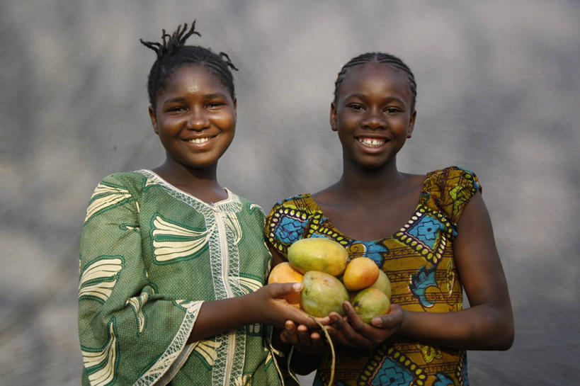 儿童,两个人,笑,微笑,露齿笑,横图,室外,特写,白天,正面,快乐,幸福,纯洁,芒果,水果,非洲,马里,连接,并排,墙,首都,拿着,休闲装,饮食,小孩,可爱,童年,童趣,摄影,清新,肖像,童真,烂漫,无邪,健康食物,阿非利加洲,巴马科,马里共和国,西非,天真,女孩,非洲人,孩子,捧着,彩图,雷鬼头