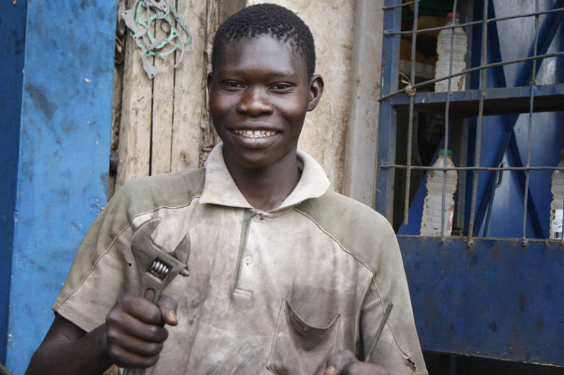 成年人,脸,头,脸颊,一个人,站,笑,微笑,露齿笑,横图,室外,特写,白天,正面,快乐,幸福,信心,非洲,马里,仅一个男性,仅一个人,首都,拿着,肩膀,仅一个年轻男性,一个,摄影,单个,肖像,阿非利加洲,巴马科,马里共和国,西非,扳钳,技能,男人,男性,年轻男性,非洲人,年轻人,头部,脸部,脸蛋,面部,彩图,机械工人