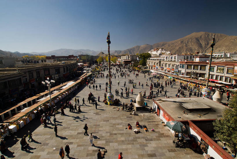 广场,横图,俯视,室外,白天,山,城市,建筑,古城,首都,杆,拉萨,摄影,群众,西藏自治区,万里无云,彩图,高角度拍摄