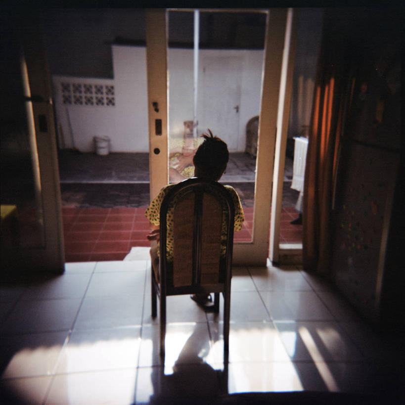 成年人,中年人,一个人,坐,方图,室内,日光浴,窗帘,地板,门,椅子,印度尼西亚,仅一个女性,仅一个人,阴影,墙,拿着,背面,仅一个中年女性,思考,放松,摄影,爪哇,女人,女性,中年女性,中国人,休闲活动,彩图,万隆