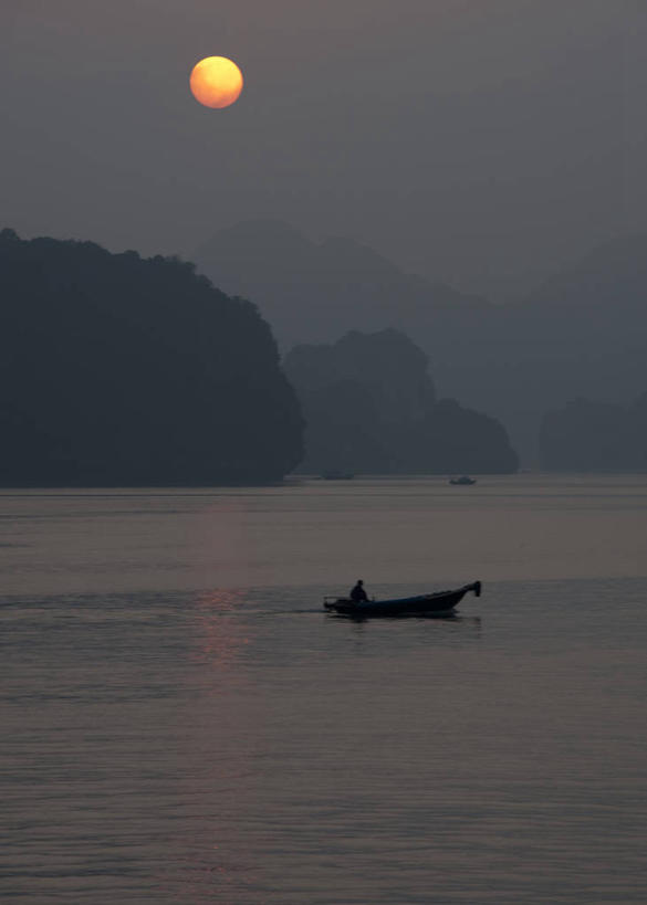成年人,一个人,渔夫,竖图,室外,日出,山,山脉,太阳,雾,越南,仅一个男性,反射,渔船,首都,风景,天空,自然,运输,摄影,宁静,剪影,河内,下龙湾,彩图