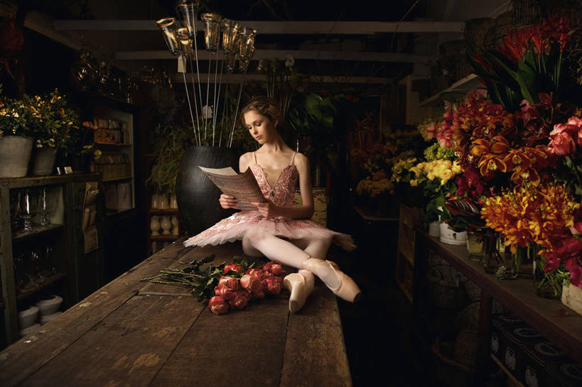 成年人,一个人,花店,坐,横图,室内,白天,正面,澳大利亚,仅一个年轻女性,仅一个女性,仅一个人,表演,学习,准备,乐谱,拿着,花,个性,读书,摄影,专心,清新,悉尼,演出服,新南威尔士,年轻女性,女人,女性,年轻人,双腿交叉,彩图,美人,芭蕾舞者