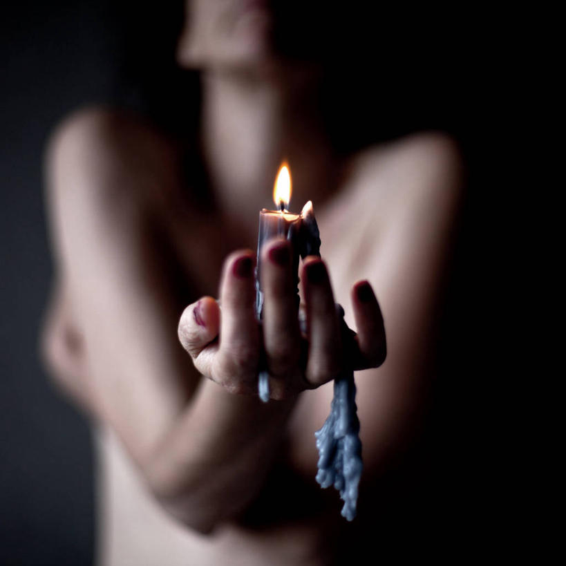 成年人,一个人,方图,性感,蜡烛,仅一个年轻女性,仅一个女性,仅一个人,黑色背景,时间,火焰,拿着,裸露,摄影,裸,想法,尤物,年轻女性,女人,女性,年轻人,半身,彩图,影棚拍摄