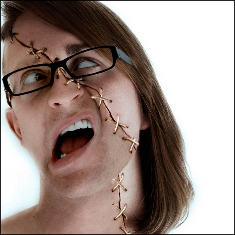 西方人,成年人,脸,头,脸颊,头发,一个人,方图,特写,白色背景,正面,英国,欧洲,欧洲人,仅一个男性,仅一个人,眼镜,注视,数码合成,肩膀,仅一个年轻男性,观察,看,张嘴,斜视,人体,摄影,观看,怪异,部分,察看,鄙视,关注,痛苦,张大嘴巴,藐视,讽刺,蔑视,嘲笑,想法,男人,男性,年轻男性,白种人,年轻人,头部,脸部,脸蛋,面部,张开嘴,彩图,影棚拍摄,缝线