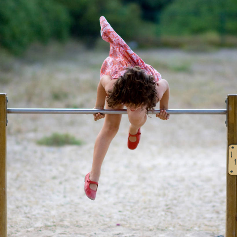 西方人,儿童,一个人,方图,室外,白天,正面,纯洁,西班牙,欧洲,欧洲人,仅一个女性,仅一个人,一个,小孩,仅一个小孩,可爱,平衡,童年,童趣,摄影,单个,灌木,童真,烂漫,无邪,技能,巴伦西亚省,翻筋斗,天真,危险,女孩,女人,女性,白种人,孩子,卷发,彩图,女生