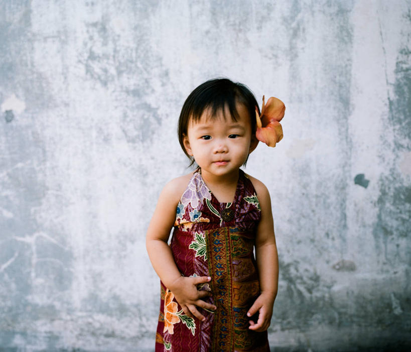 婴儿,儿童,一个人,站,横图,室外,白天,正面,纯洁,印度尼西亚,仅一个人,印花,花,小孩,可爱,摄影,活泼,蜡染,工艺,上色,宝宝,肖像,纯真,烂漫,无邪,染色,伶俐,天真,中国人,孩子,半身,彩图,染整,印染,万隆