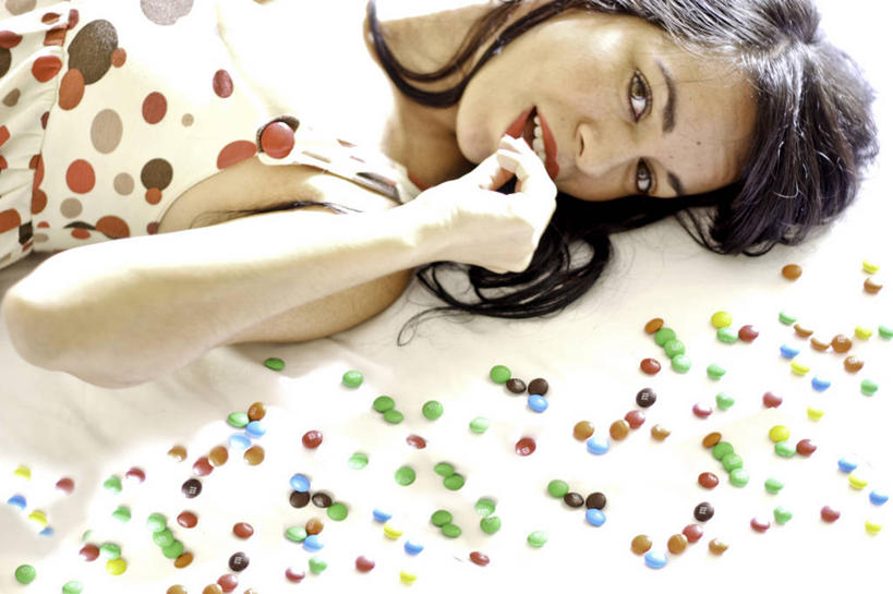 成年人,中年人,脸,头,脸颊,一个人,躺,微笑,横图,俯视,室内,满意,幸福,床,卧室,委内瑞拉,仅一个女性,仅一个人,许多,咬,糖果,很多,休闲装,饮食,肩膀,仅一个中年女性,吸,摄影,咬着,享乐,清新,肖像,吮,女人,女性,中年女性,头部,脸部,脸蛋,面部,仰卧,彩图,高角度拍摄