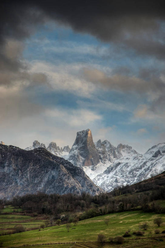 无人,竖图,室外,白天,美景,山,山脉,雪山,西班牙,地形,景观,山顶,云,风景,天空,自然,景色,寒冷,摄影,宁静,自然风光,石灰石,阿斯图里亚斯,自然地理,彩图,古生代