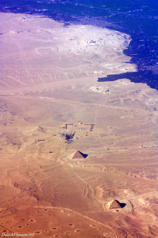 无人,竖图,俯视,航拍,室外,白天,旅游,度假,名胜古迹,沙漠,地标,尼罗河,非洲,埃及,遗迹,地形,古迹,历史,文物,娱乐,古建筑,风景,自然,享受,休闲,旅游胜地,金字塔,放松,摄影,宁静,陵墓,中东,鸟瞰,古文明,埃及文化,吉萨,吉萨金字塔,胡夫金字塔,海夫拉金字塔,门卡乌拉金字塔,古代七大奇迹,阿拉伯埃及共和国,金字塔之国,棉花之国,古夫王金字塔,卡拉夫王金字塔,孟卡拉王金字塔,方锥形,阿非利加洲,自然地理,彩图,高角度拍摄,标志性建筑