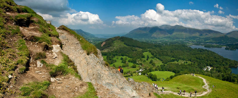 横图,全景,室外,白天,旅游,度假,探险,攀岩,美景,山,英国,行人,游客,游人,景观,山顶,云,极限运动,路人,旅客,风景,天空,自然,景色,摄影,宁静,自然风光,坎布里亚,德文特湖,过客,冒险,休闲活动,彩图