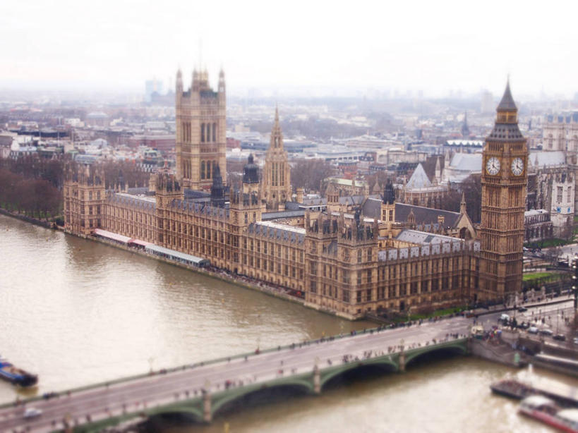 横图,室外,白天,度假,河流,美景,城市风光,城市,建筑,英国,景观,桥,首都,联系,娱乐,钟塔,泰晤士河,地标建筑,享受,休闲,景色,放松,运输,摄影,英国文化,万里无云,移轴摄影,彩图