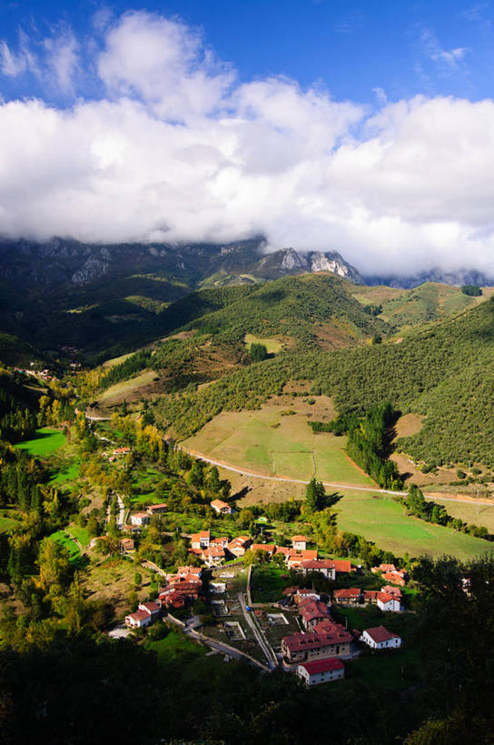 无人,竖图,室外,白天,山脉,植物,日光,西班牙,房屋,地形,云,树,天空,自然,社区,摄影,坎塔布利亚,彩图