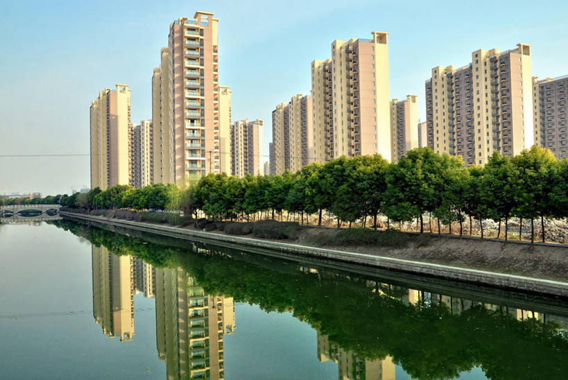 无人,横图,室外,白天,天际线,城市,建筑,上海,阴影,反射,云,树,摄影,万里无云,彩图,林荫大道